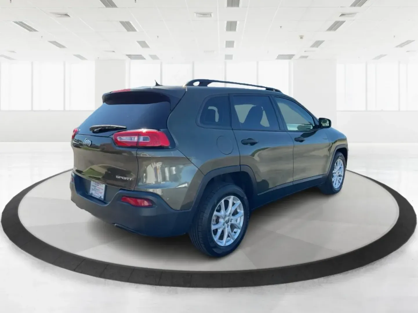 2015 Jeep Cherokee Sport (1C4PJLAB4FW) with an Other engine, located at 4508 South Dixie Dr, Moraine, OH, 45439, (937) 908-9800, 39.689976, -84.218452 - **Adventure Awaits: Discover the 2015 Jeep Cherokee Sport at Advantage Car and Credit Moraine, OH**<br /> <br /> Are you ready to take on the road with confidence? Whether you're a busy parent looking for a reliable family vehicle, an adventurer craving weekend getaways, or a commuter seeking comfo - Photo#2