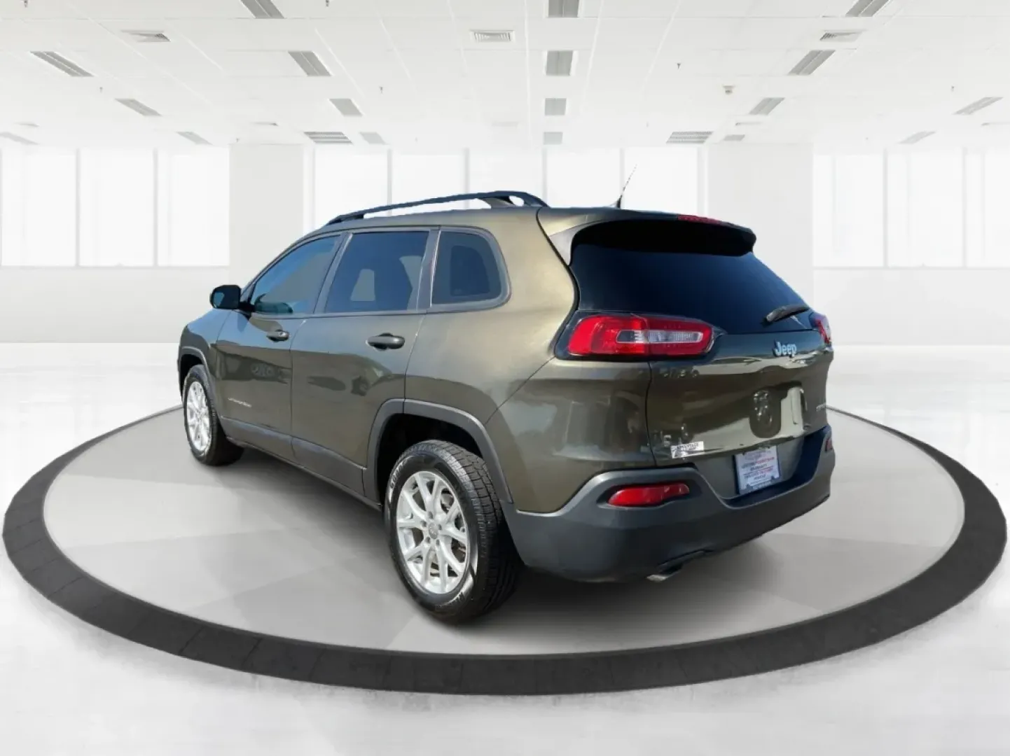 2015 Jeep Cherokee Sport (1C4PJLAB4FW) with an Other engine, located at 4508 South Dixie Dr, Moraine, OH, 45439, (937) 908-9800, 39.689976, -84.218452 - **Adventure Awaits: Discover the 2015 Jeep Cherokee Sport at Advantage Car and Credit Moraine, OH**<br /> <br /> Are you ready to take on the road with confidence? Whether you're a busy parent looking for a reliable family vehicle, an adventurer craving weekend getaways, or a commuter seeking comfo - Photo#3