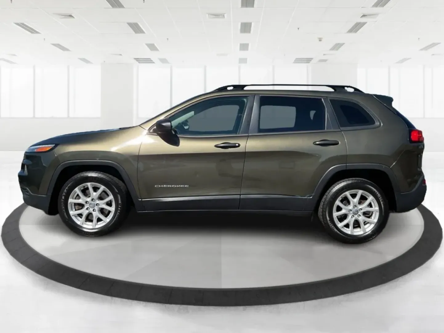 2015 Jeep Cherokee Sport (1C4PJLAB4FW) with an Other engine, located at 4508 South Dixie Dr, Moraine, OH, 45439, (937) 908-9800, 39.689976, -84.218452 - **Adventure Awaits: Discover the 2015 Jeep Cherokee Sport at Advantage Car and Credit Moraine, OH**<br /> <br /> Are you ready to take on the road with confidence? Whether you're a busy parent looking for a reliable family vehicle, an adventurer craving weekend getaways, or a commuter seeking comfo - Photo#4