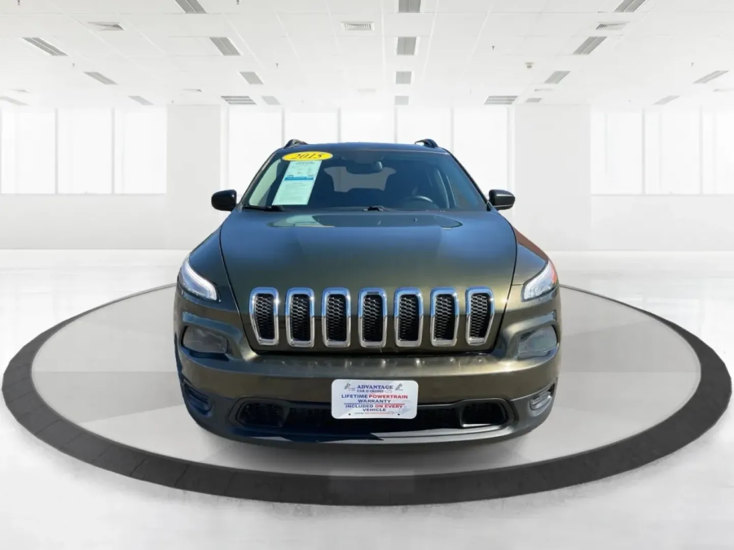 2015 Jeep Cherokee Sport (1C4PJLAB4FW) with an Other engine, located at 4508 South Dixie Dr, Moraine, OH, 45439, (937) 908-9800, 39.689976, -84.218452 - **Adventure Awaits: Discover the 2015 Jeep Cherokee Sport at Advantage Car and Credit Moraine, OH**<br /> <br /> Are you ready to take on the road with confidence? Whether you're a busy parent looking for a reliable family vehicle, an adventurer craving weekend getaways, or a commuter seeking comfo - Photo#5