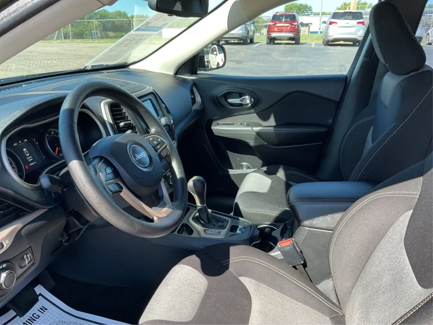 2015 Jeep Cherokee Sport (1C4PJLAB4FW) with an Other engine, located at 4508 South Dixie Dr, Moraine, OH, 45439, (937) 908-9800, 39.689976, -84.218452 - **Adventure Awaits: Discover the 2015 Jeep Cherokee Sport at Advantage Car and Credit Moraine, OH**<br /> <br /> Are you ready to take on the road with confidence? Whether you're a busy parent looking for a reliable family vehicle, an adventurer craving weekend getaways, or a commuter seeking comfo - Photo#8