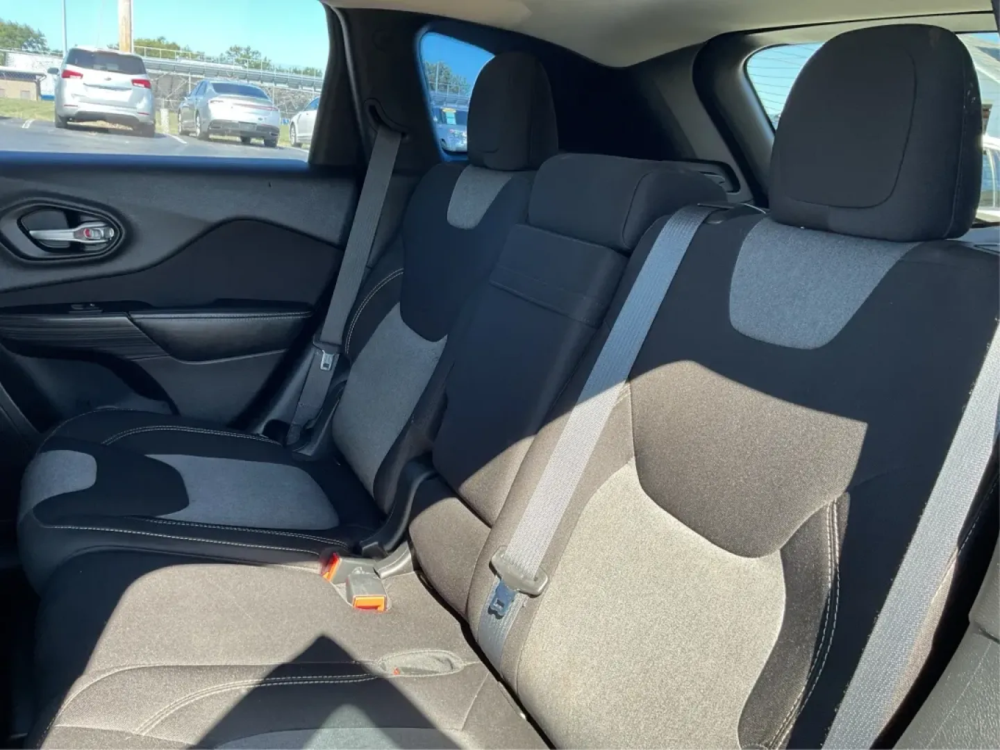 2015 Jeep Cherokee Sport (1C4PJLAB4FW) with an Other engine, located at 4508 South Dixie Dr, Moraine, OH, 45439, (937) 908-9800, 39.689976, -84.218452 - **Adventure Awaits: Discover the 2015 Jeep Cherokee Sport at Advantage Car and Credit Moraine, OH**<br /> <br /> Are you ready to take on the road with confidence? Whether you're a busy parent looking for a reliable family vehicle, an adventurer craving weekend getaways, or a commuter seeking comfo - Photo#9