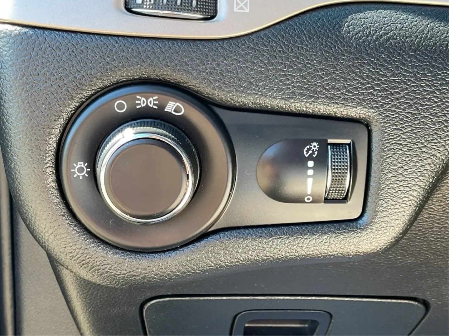 2015 Jeep Cherokee Sport (1C4PJLAB4FW) with an Other engine, located at 4508 South Dixie Dr, Moraine, OH, 45439, (937) 908-9800, 39.689976, -84.218452 - **Adventure Awaits: Discover the 2015 Jeep Cherokee Sport at Advantage Car and Credit Moraine, OH**<br /> <br /> Are you ready to take on the road with confidence? Whether you're a busy parent looking for a reliable family vehicle, an adventurer craving weekend getaways, or a commuter seeking comfo - Photo#16