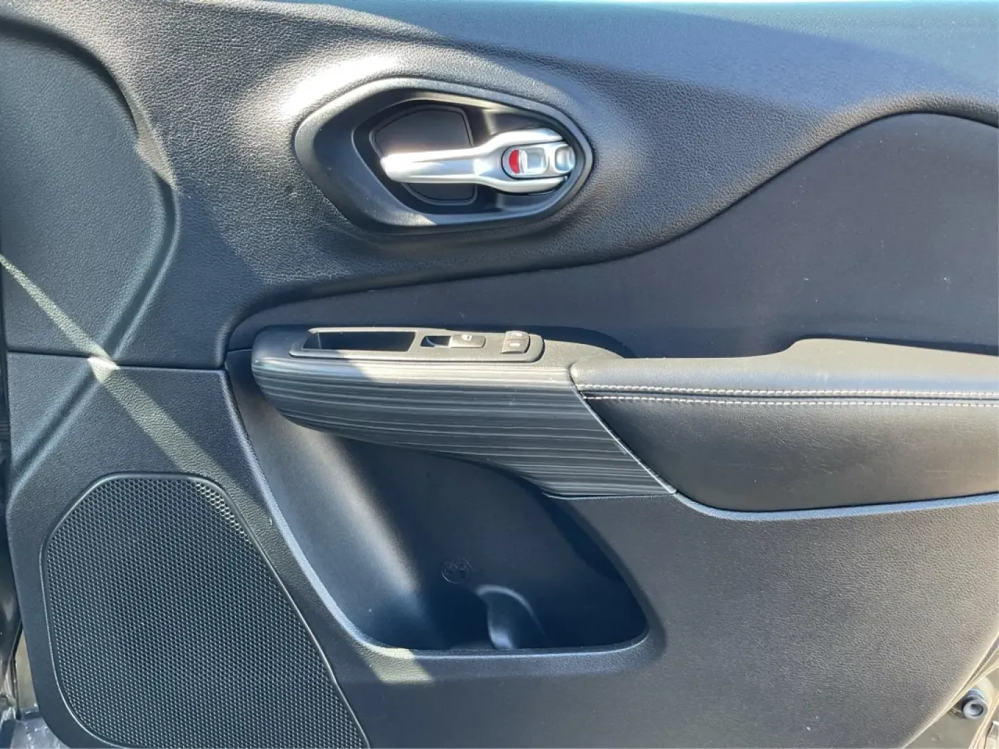 2015 Jeep Cherokee Sport (1C4PJLAB4FW) with an Other engine, located at 4508 South Dixie Dr, Moraine, OH, 45439, (937) 908-9800, 39.689976, -84.218452 - **Adventure Awaits: Discover the 2015 Jeep Cherokee Sport at Advantage Car and Credit Moraine, OH**<br /> <br /> Are you ready to take on the road with confidence? Whether you're a busy parent looking for a reliable family vehicle, an adventurer craving weekend getaways, or a commuter seeking comfo - Photo#18