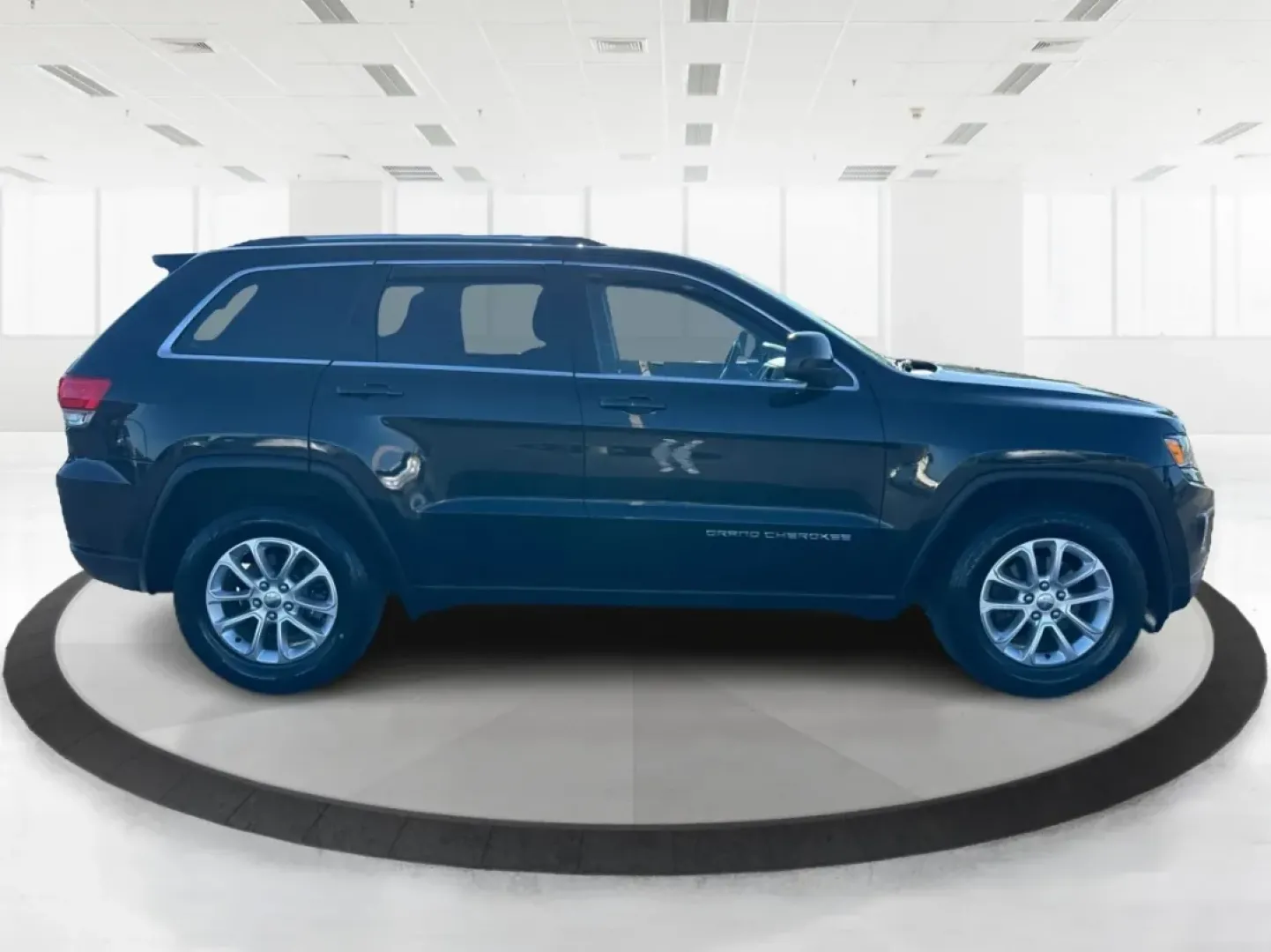 2015 Jeep Grand Cherokee Laredo (1C4RJFAG0FC) with an 3.6L V-6 DOHC engine, located at 8750 N County Rd 25A, Piqua, OH, 45356, (937) 908-9800, 40.164391, -84.232513 - **Get Ready for Adventure with the 2015 Jeep Grand Cherokee Laredo at Advantage Car and Credit Piqua, OH!**<br /> <br /> Are you looking for the perfect vehicle to accommodate your adventurous lifestyle or growing family? Look no further than this stunning 2015 Jeep Grand Cherokee Laredo, available - Photo#1