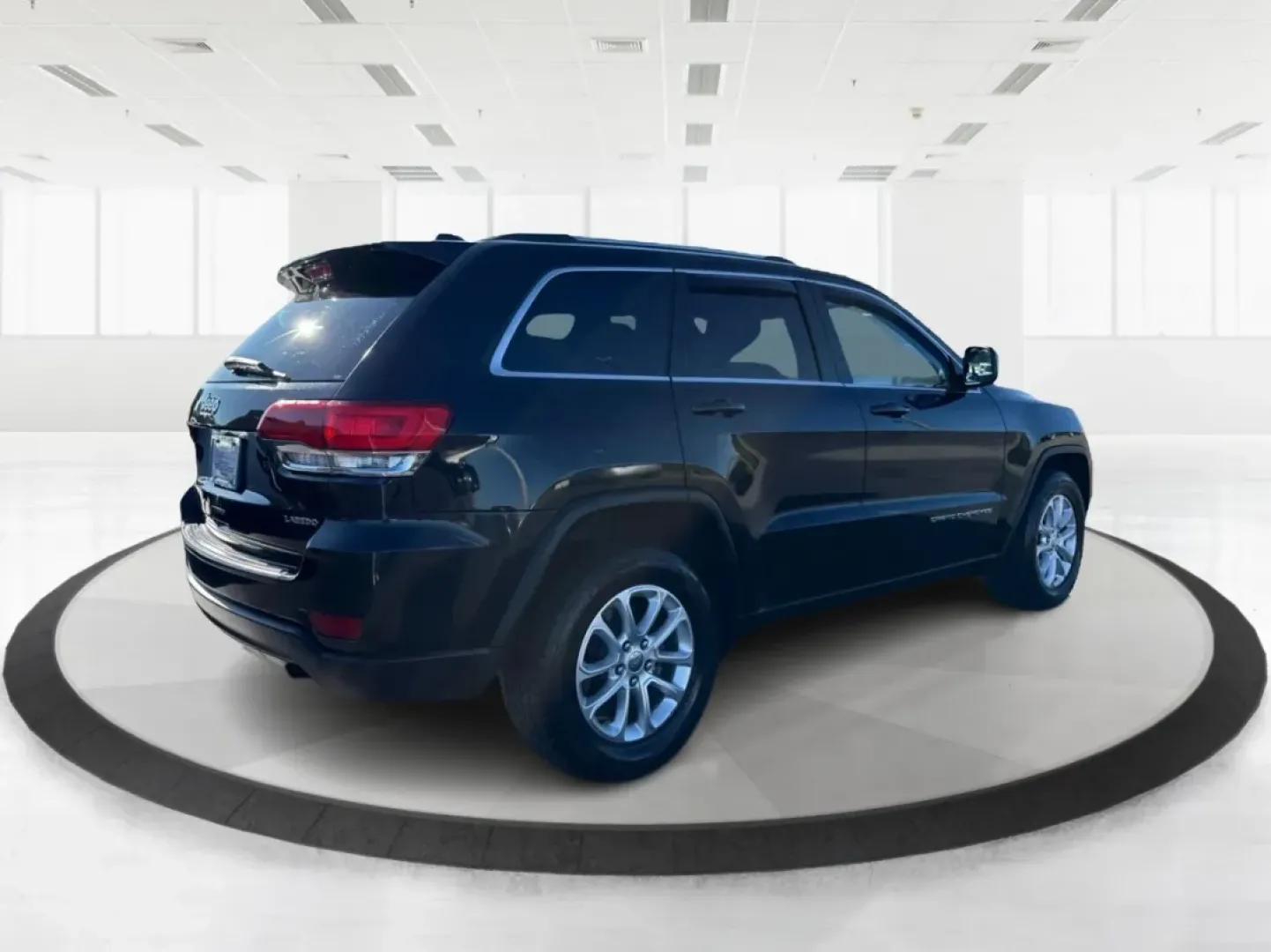 2015 Jeep Grand Cherokee Laredo (1C4RJFAG0FC) with an 3.6L V-6 DOHC engine, located at 8750 N County Rd 25A, Piqua, OH, 45356, (937) 908-9800, 40.164391, -84.232513 - **Get Ready for Adventure with the 2015 Jeep Grand Cherokee Laredo at Advantage Car and Credit Piqua, OH!**<br /> <br /> Are you looking for the perfect vehicle to accommodate your adventurous lifestyle or growing family? Look no further than this stunning 2015 Jeep Grand Cherokee Laredo, available - Photo#2