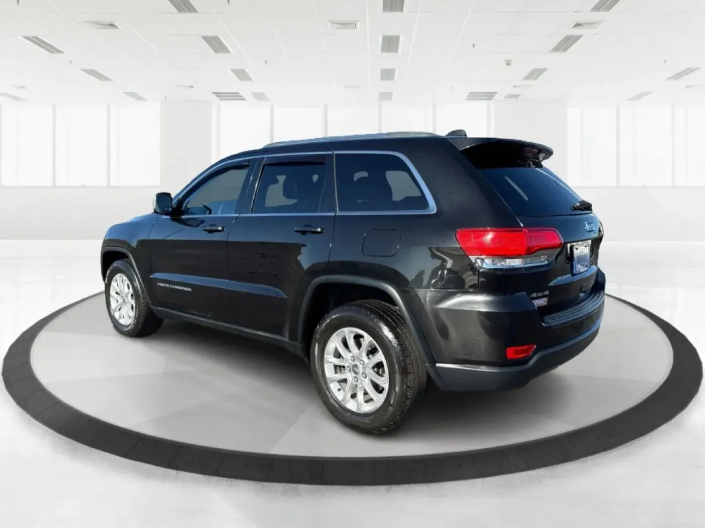 2015 Jeep Grand Cherokee Laredo (1C4RJFAG0FC) with an 3.6L V-6 DOHC engine, located at 8750 N County Rd 25A, Piqua, OH, 45356, (937) 908-9800, 40.164391, -84.232513 - **Get Ready for Adventure with the 2015 Jeep Grand Cherokee Laredo at Advantage Car and Credit Piqua, OH!**<br /> <br /> Are you looking for the perfect vehicle to accommodate your adventurous lifestyle or growing family? Look no further than this stunning 2015 Jeep Grand Cherokee Laredo, available - Photo#4