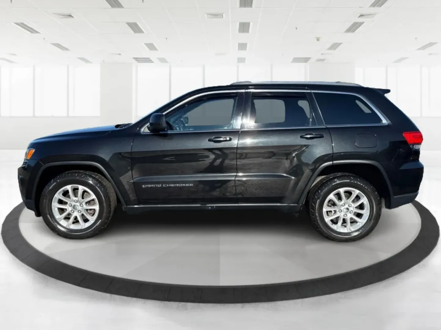 2015 Jeep Grand Cherokee Laredo (1C4RJFAG0FC) with an 3.6L V-6 DOHC engine, located at 8750 N County Rd 25A, Piqua, OH, 45356, (937) 908-9800, 40.164391, -84.232513 - **Get Ready for Adventure with the 2015 Jeep Grand Cherokee Laredo at Advantage Car and Credit Piqua, OH!**<br /> <br /> Are you looking for the perfect vehicle to accommodate your adventurous lifestyle or growing family? Look no further than this stunning 2015 Jeep Grand Cherokee Laredo, available - Photo#5