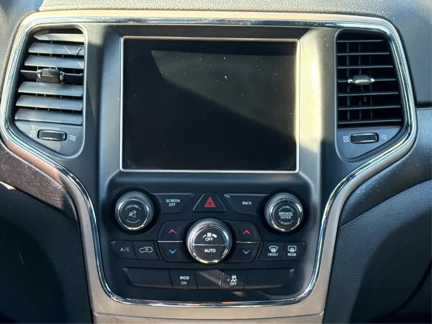 2015 Jeep Grand Cherokee Laredo (1C4RJFAG0FC) with an 3.6L V-6 DOHC engine, located at 8750 N County Rd 25A, Piqua, OH, 45356, (937) 908-9800, 40.164391, -84.232513 - **Get Ready for Adventure with the 2015 Jeep Grand Cherokee Laredo at Advantage Car and Credit Piqua, OH!**<br /> <br /> Are you looking for the perfect vehicle to accommodate your adventurous lifestyle or growing family? Look no further than this stunning 2015 Jeep Grand Cherokee Laredo, available - Photo#13