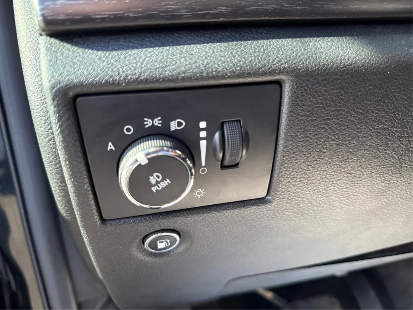 2015 Jeep Grand Cherokee Laredo (1C4RJFAG0FC) with an 3.6L V-6 DOHC engine, located at 8750 N County Rd 25A, Piqua, OH, 45356, (937) 908-9800, 40.164391, -84.232513 - **Get Ready for Adventure with the 2015 Jeep Grand Cherokee Laredo at Advantage Car and Credit Piqua, OH!**<br /> <br /> Are you looking for the perfect vehicle to accommodate your adventurous lifestyle or growing family? Look no further than this stunning 2015 Jeep Grand Cherokee Laredo, available - Photo#17