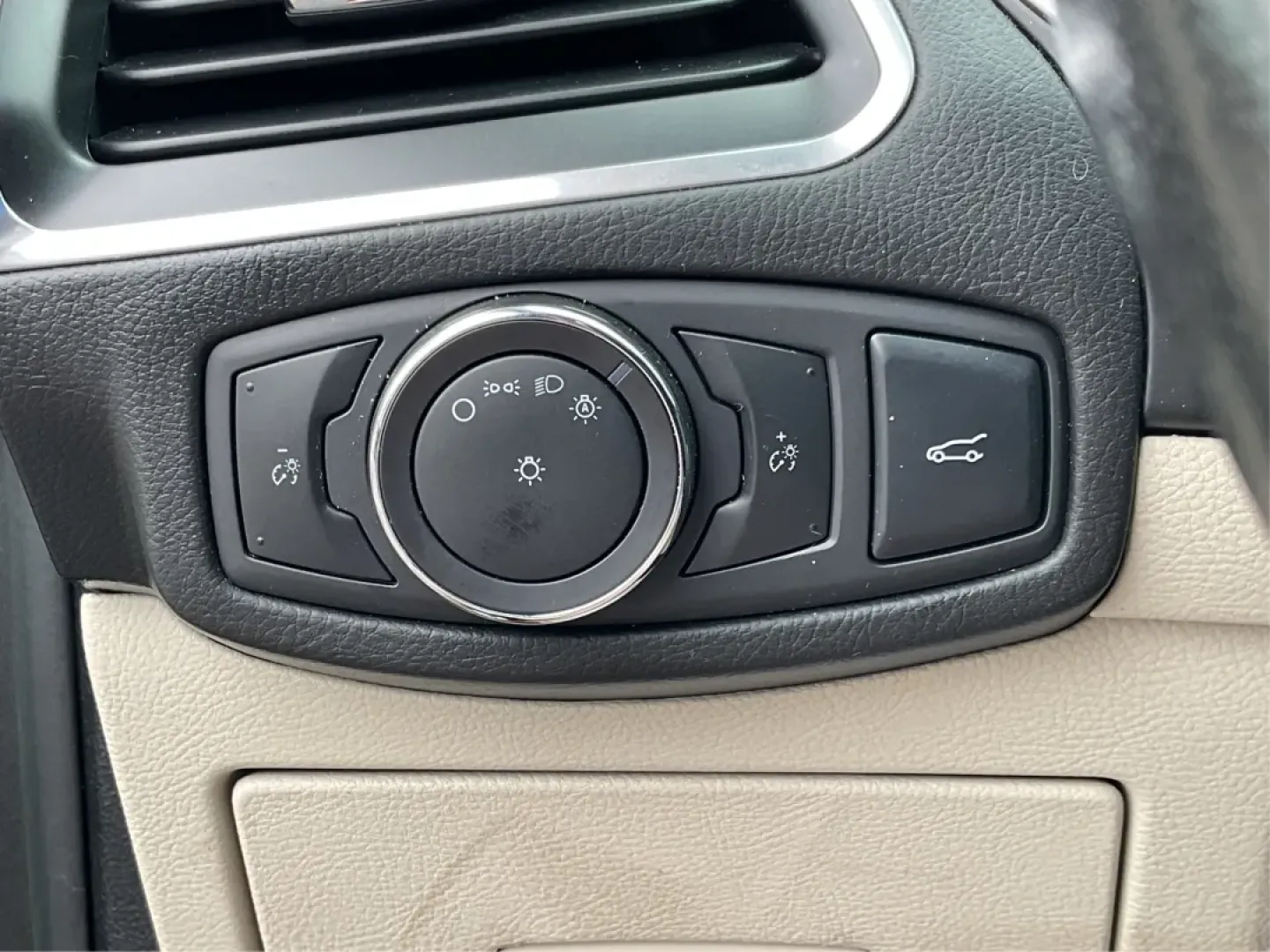 2015 Ford Edge Titanium (2FMTK3K94FB) with an Other engine, located at 401 Woodman Dr, Riverside, OH, 45431, (937) 908-9800, 39.760899, -84.123421 - Step into a world of adventure and comfort with the 2015 Ford Edge Titanium, an SUV designed for those who seek a perfect blend of style and functionality. Whether you are a growing family looking for spaciousness, a commuter needing reliability, or a weekend warrior ready for your next escape, this - Photo#17