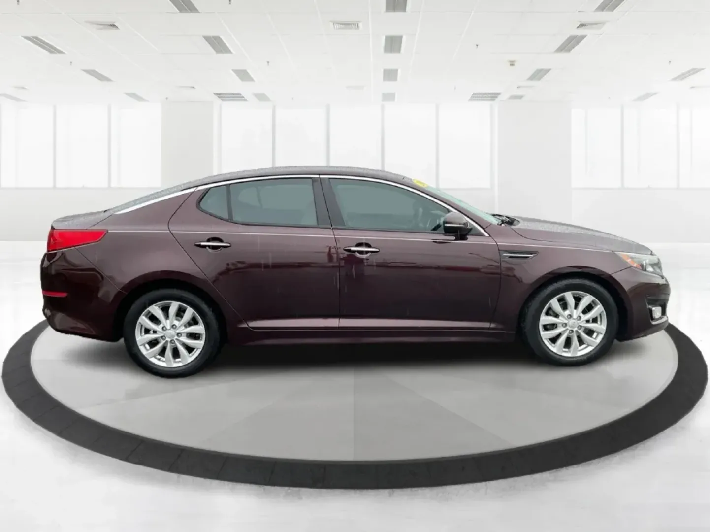 2015 Kia Optima LX (5XXGM4A72FG) with an Theta II 2.4L I-4 gasoline direct injection engine, located at 1951 S Dayton Lakeview Rd., New Carlisle, OH, 45344, (937) 908-9800, 39.890999, -84.050255 - **Discover the Perfect Blend of Comfort and Reliability with This 2015 Kia Optima LX Ideal for Your Daily Commute or Family Road Trips!**<br /> <br /> Are you ready to elevate your driving experience? The 2015 Kia Optima LX, available at Advantage Car and Credit in Fairborn, OH, is the answer to yo - Photo#3