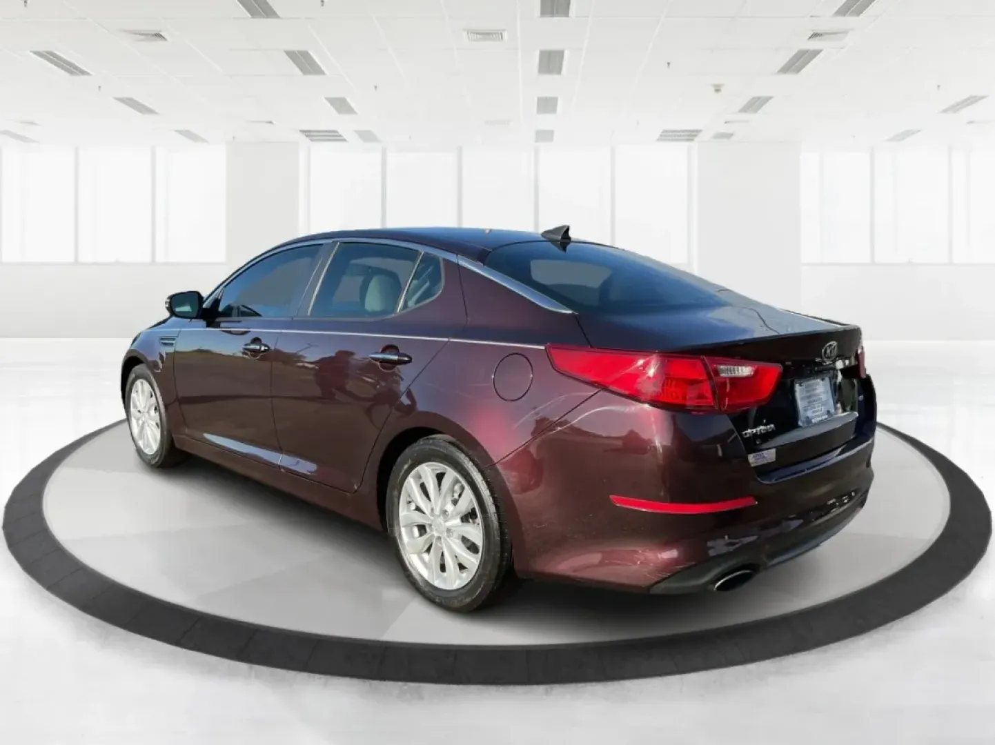 2015 Kia Optima LX (5XXGM4A72FG) with an Theta II 2.4L I-4 gasoline direct injection engine, located at 1184 Kauffman Ave, Fairborn, OH, 45324, (937) 908-9800, 39.807072, -84.030914 - **Discover the Perfect Blend of Comfort and Reliability with This 2015 Kia Optima LX Ideal for Your Daily Commute or Family Road Trips!**<br /> <br /> Are you ready to elevate your driving experience? The 2015 Kia Optima LX, available at Advantage Car and Credit in Fairborn, OH, is the answer to yo - Photo#4