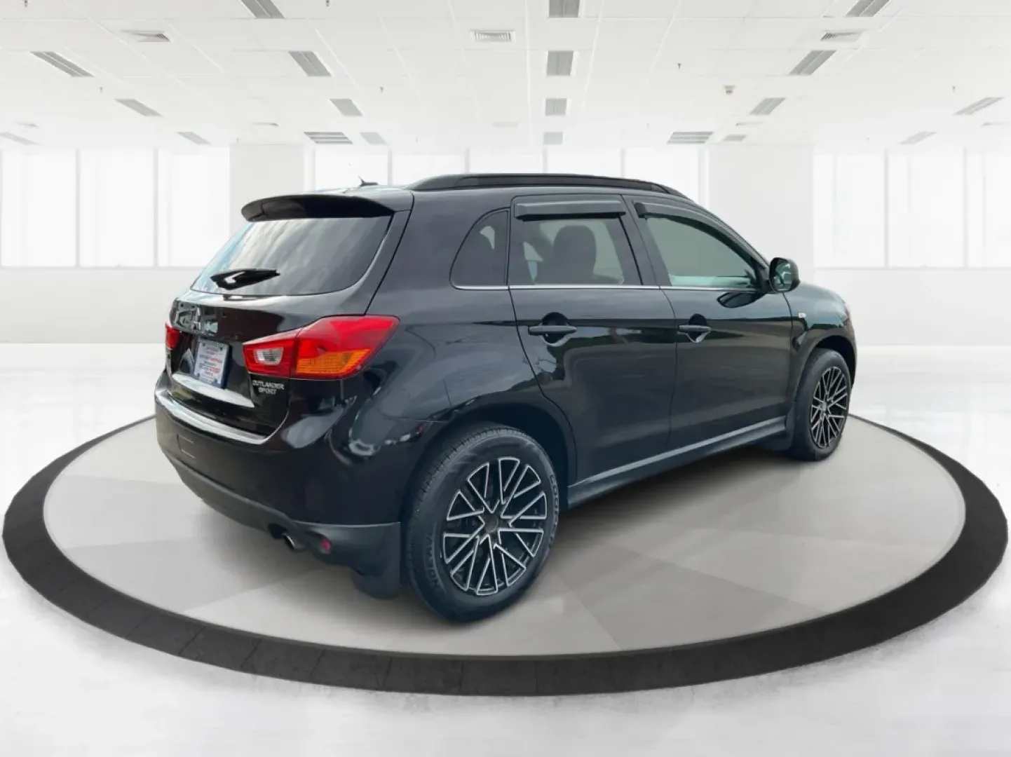 2013 Mitsubishi Outlander SE (4A4AR4AU8DE) with an 2L I-4 DOHC engine, located at 880 E. National Road, Vandalia, OH, 45377, (937) 908-9800, 39.891918, -84.183594 - **Discover the Ideal Adventure Companion: 2013 Mitsubishi Outlander SE at Advantage Car and Credit - Vandalia**<br /> <br /> Are you ready for your next family road trip or weekend adventure? The 2013 Mitsubishi Outlander SE is the perfect SUV for those who crave flexibility and comfort without sacr - Photo#2