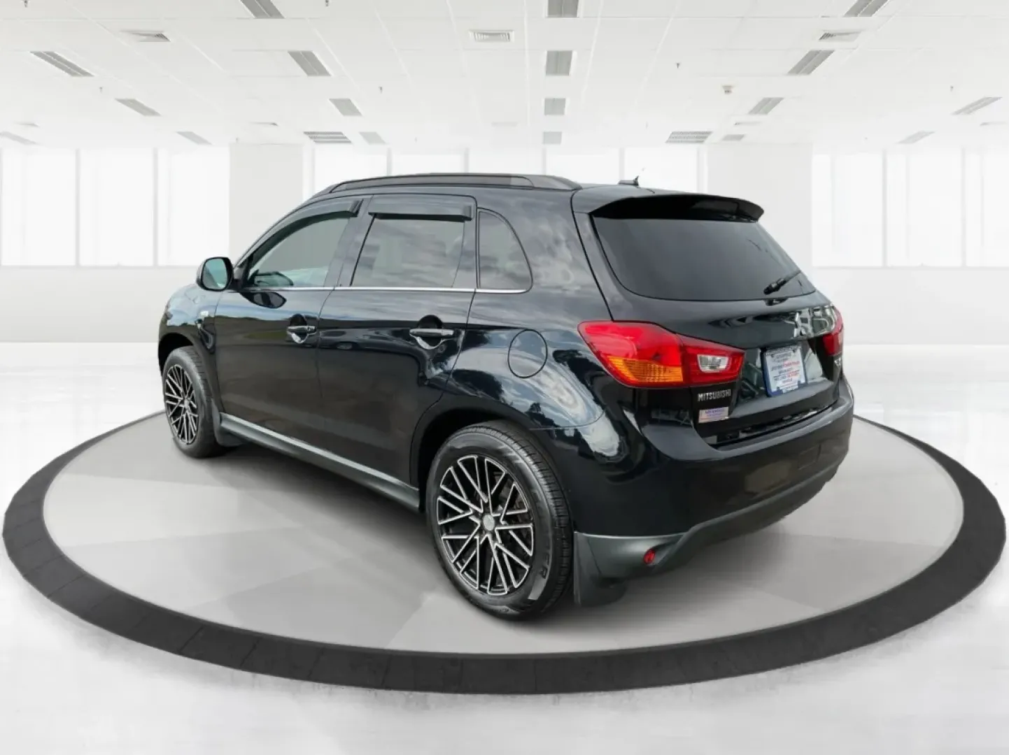 2013 Mitsubishi Outlander SE (4A4AR4AU8DE) with an 2L I-4 DOHC engine, located at 880 E. National Road, Vandalia, OH, 45377, (937) 908-9800, 39.891918, -84.183594 - **Discover the Ideal Adventure Companion: 2013 Mitsubishi Outlander SE at Advantage Car and Credit - Vandalia**<br /> <br /> Are you ready for your next family road trip or weekend adventure? The 2013 Mitsubishi Outlander SE is the perfect SUV for those who crave flexibility and comfort without sacr - Photo#4