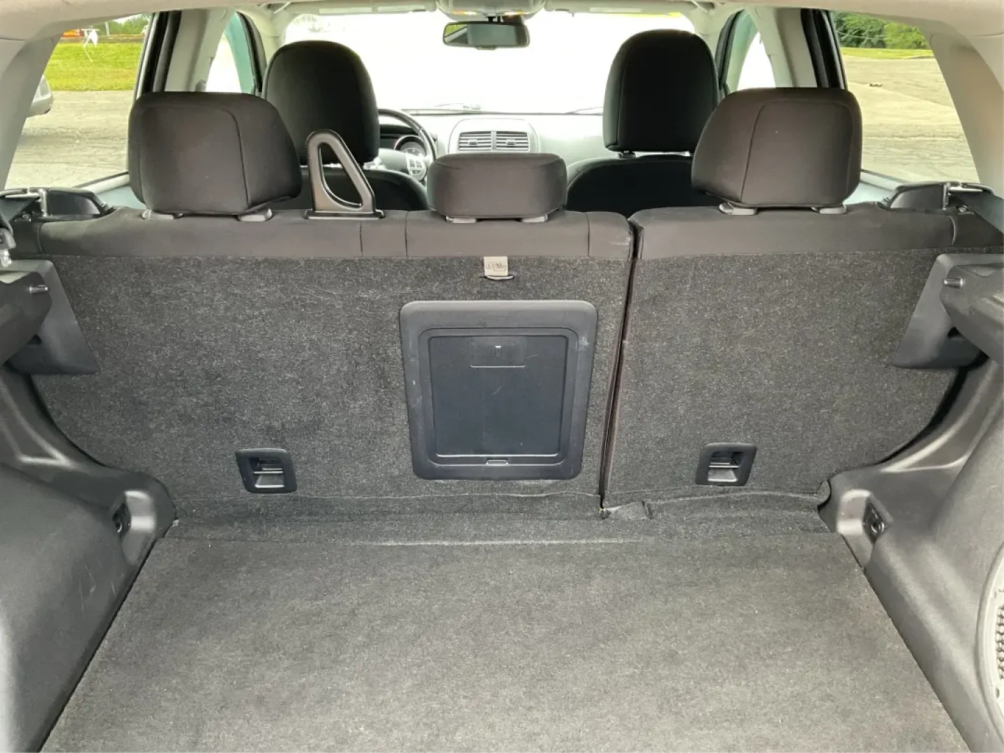 2013 Mitsubishi Outlander SE (4A4AR4AU8DE) with an 2L I-4 DOHC engine, located at 880 E. National Road, Vandalia, OH, 45377, (937) 908-9800, 39.891918, -84.183594 - **Discover the Ideal Adventure Companion: 2013 Mitsubishi Outlander SE at Advantage Car and Credit - Vandalia**<br /> <br /> Are you ready for your next family road trip or weekend adventure? The 2013 Mitsubishi Outlander SE is the perfect SUV for those who crave flexibility and comfort without sacr - Photo#12