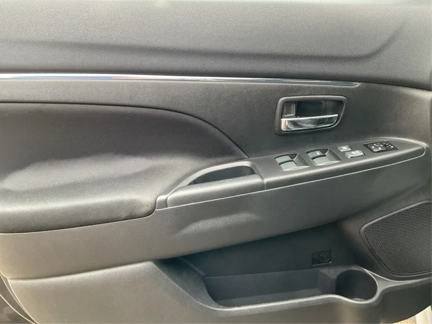 2013 Mitsubishi Outlander SE (4A4AR4AU8DE) with an 2L I-4 DOHC engine, located at 880 E. National Road, Vandalia, OH, 45377, (937) 908-9800, 39.891918, -84.183594 - **Discover the Ideal Adventure Companion: 2013 Mitsubishi Outlander SE at Advantage Car and Credit - Vandalia**<br /> <br /> Are you ready for your next family road trip or weekend adventure? The 2013 Mitsubishi Outlander SE is the perfect SUV for those who crave flexibility and comfort without sacr - Photo#17