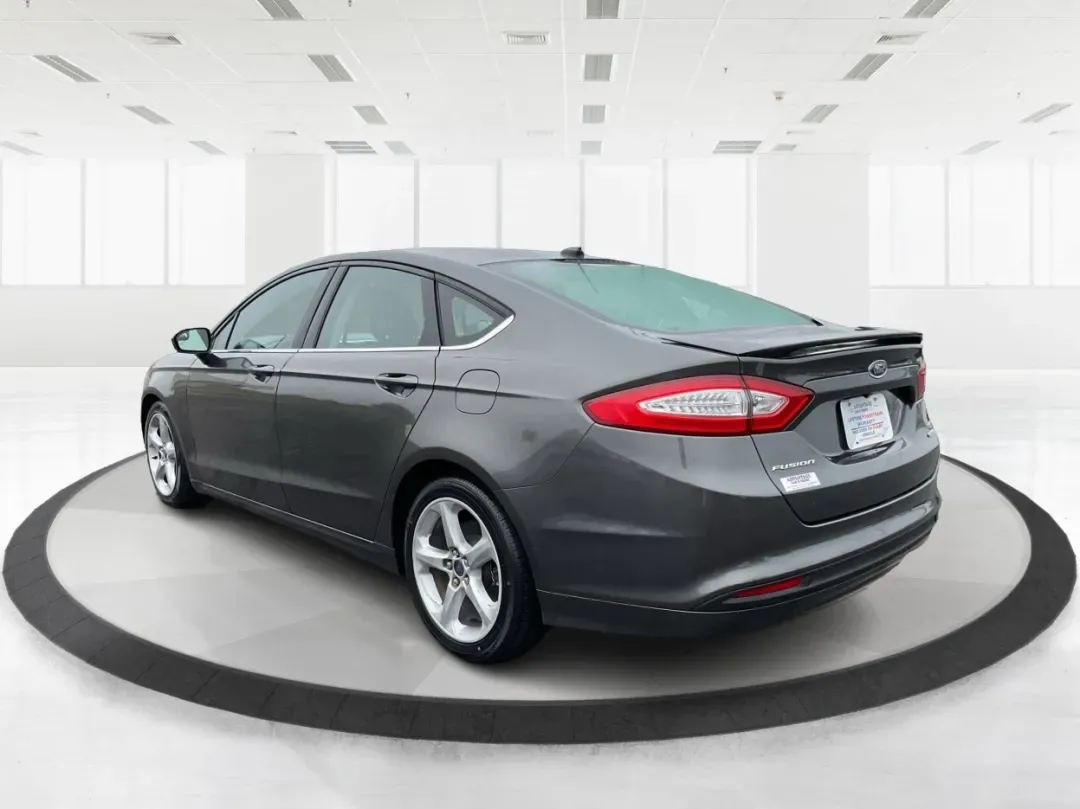 2016 Ford Fusion SE (3FA6P0HD1GR) with an Other engine, located at 1230 East Main St, Xenia, OH, 45385, (937) 908-9800, 39.688026, -83.910172 - **Experience Style and Comfort with the 2016 Ford Fusion SE at Advantage Car and Credit in Fairborn, OH!**<br /> <br /> Are you looking for a versatile sedan that fits seamlessly into your busy lifestyle? Whether you're a commuter tackling daily traffic, a growing family seeking comfort on the road, - Photo#4