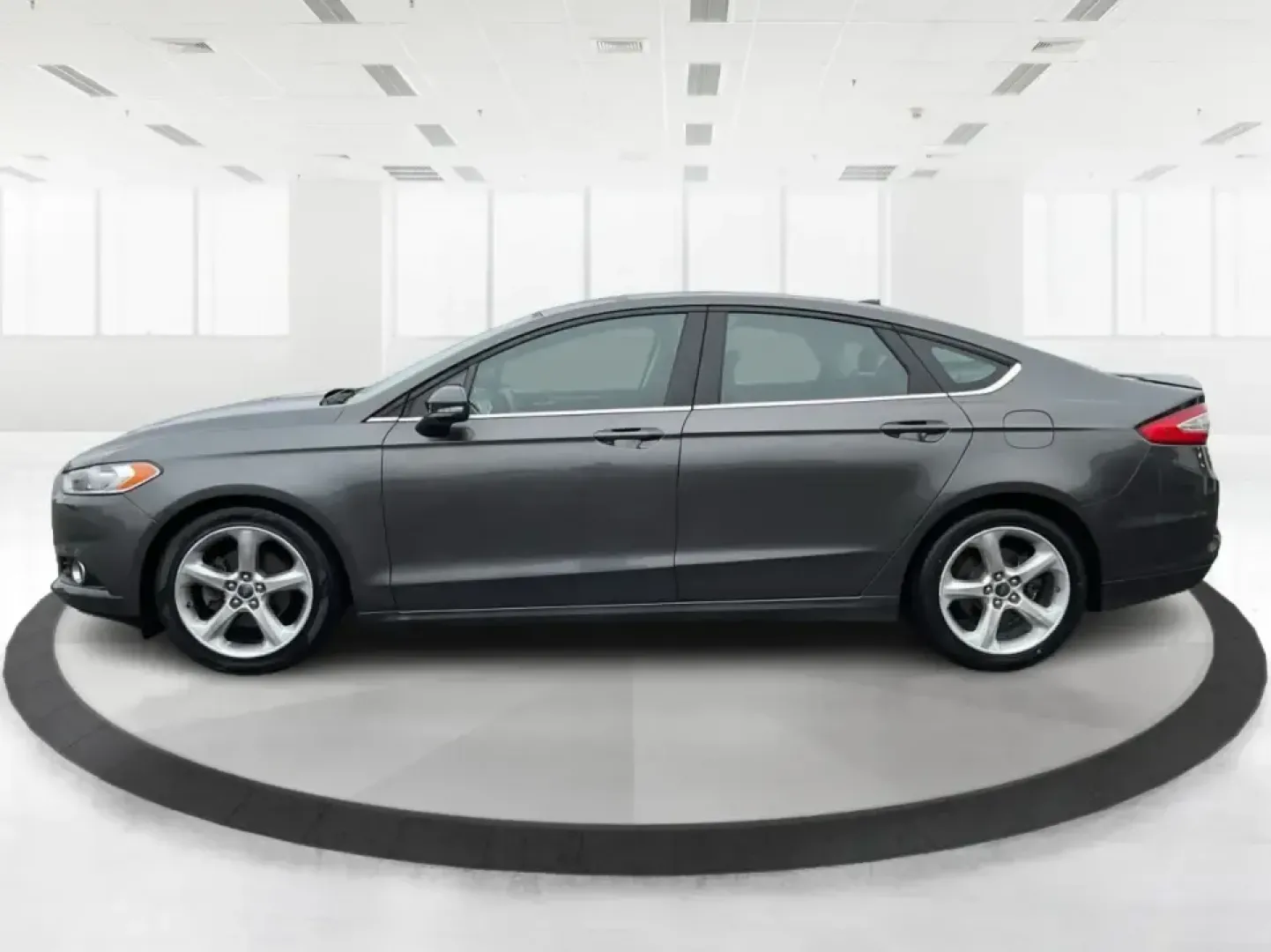 2016 Ford Fusion SE (3FA6P0HD1GR) with an 1.5L L4 DOHC 16V engine, 6-Speed Automatic transmission, located at 1230 East Main St, Xenia, OH, 45385, (937) 908-9800, 39.688026, -83.910172 - **Experience Style and Comfort with the 2016 Ford Fusion SE at Advantage Car and Credit in Fairborn, OH!**<br /> <br /> Are you looking for a versatile sedan that fits seamlessly into your busy lifestyle? Whether you're a commuter tackling daily traffic, a growing family seeking comfort on the road, - Photo#5
