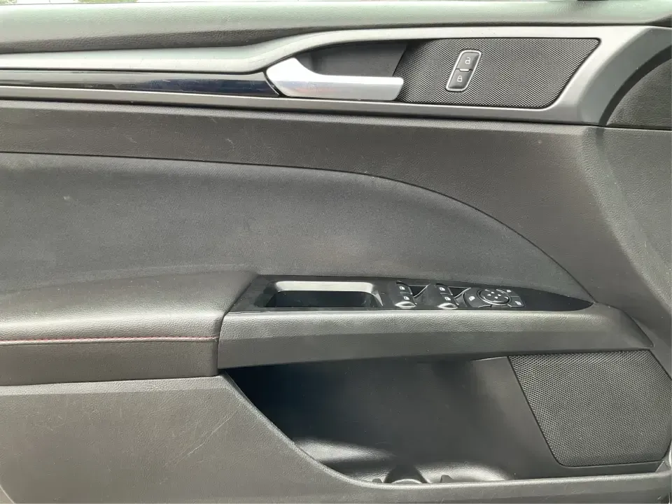 2016 Ford Fusion SE (3FA6P0HD1GR) with an 1.5L L4 DOHC 16V engine, 6-Speed Automatic transmission, located at 1230 East Main St, Xenia, OH, 45385, (937) 908-9800, 39.688026, -83.910172 - **Experience Style and Comfort with the 2016 Ford Fusion SE at Advantage Car and Credit in Fairborn, OH!**<br /> <br /> Are you looking for a versatile sedan that fits seamlessly into your busy lifestyle? Whether you're a commuter tackling daily traffic, a growing family seeking comfort on the road, - Photo#19