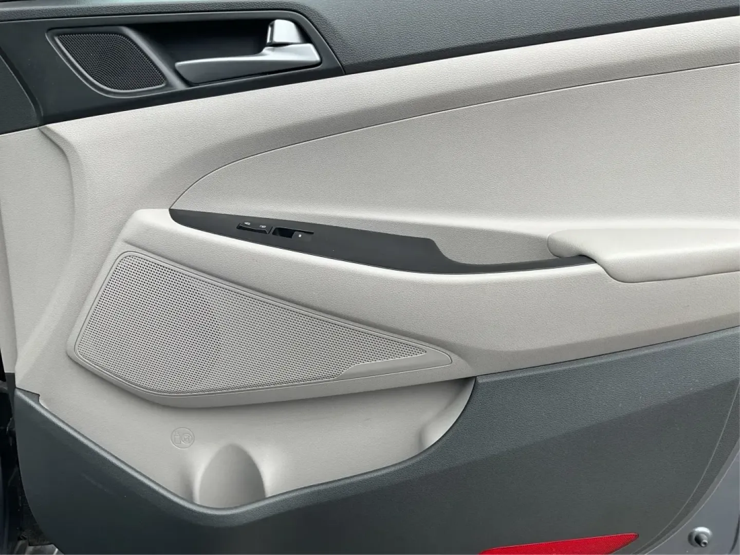 2016 Hyundai Tucson SE (KM8J3CA43GU) with an Nu 2L I-4 gasoline direct injection engine, located at 880 E. National Road, Vandalia, OH, 45377, (937) 908-9800, 39.891918, -84.183594 - **Elevate Your Daily Drive with the 2016 Hyundai Tucson SE Perfect for Your Active Lifestyle!**<br /> <br /> Are you in search of a reliable vehicle that fits your busy lifestyle? The 2016 Hyundai Tucson SE, available now at Advantage Car and Credit in Piqua, OH, is the ultimate SUV for those on th - Photo#18