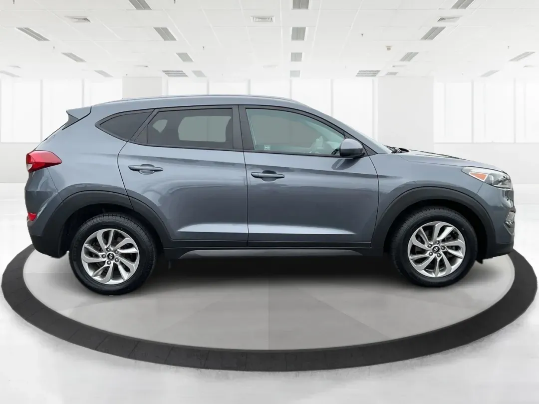 2016 Hyundai Tucson SE (KM8J3CA43GU) with an Nu 2L I-4 gasoline direct injection engine, located at 1230 East Main St, Xenia, OH, 45385, (937) 908-9800, 39.688026, -83.910172 - 2016 Hyundai Tucson SE - Photo#1