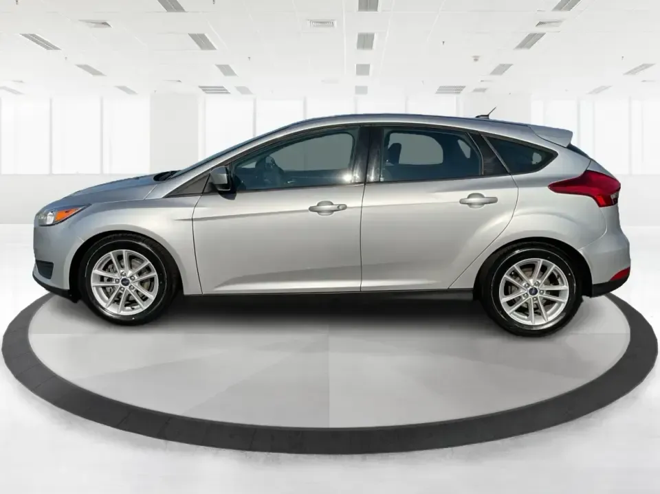 2018 Ford Focus SE (1FADP3K23JL) with an 2L I-4 gasoline direct injection engine, Automatic transmission, located at 4508 South Dixie Dr, Moraine, OH, 45439, (937) 908-9800, 39.689976, -84.218452 - ### Discover Adventure and Comfort with the 2018 Ford Focus SE at Advantage Car and Credit!<br /> <br /> Are you in search of a reliable, stylish vehicle that perfectly complements your active lifestyle? Look no further! The 2018 Ford Focus SE Hatchback is designed for those who appreciate both func - Photo#5