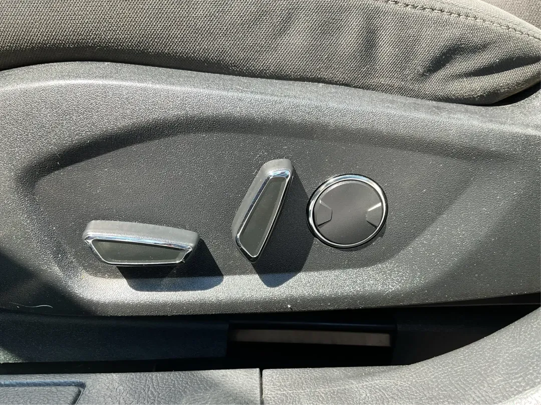 2018 Ford Fusion SE (3FA6P0HD3JR) with an Other engine, located at 401 Woodman Dr, Riverside, OH, 45431, (937) 908-9800, 39.760899, -84.123421 - Looking for a reliable sedan that combines style, comfort, and practicality? Look no further than the 2018 Ford Fusion SE, available now at Advantage Car and Credit in Vandalia, OH! Perfect for your daily commute, family outings, or even weekend adventures, this vehicle is designed to enhance your l - Photo#18