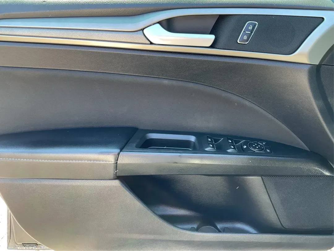 2018 Ford Fusion SE (3FA6P0HD3JR) with an Other engine, located at 401 Woodman Dr, Riverside, OH, 45431, (937) 908-9800, 39.760899, -84.123421 - Looking for a reliable sedan that combines style, comfort, and practicality? Look no further than the 2018 Ford Fusion SE, available now at Advantage Car and Credit in Vandalia, OH! Perfect for your daily commute, family outings, or even weekend adventures, this vehicle is designed to enhance your l - Photo#19