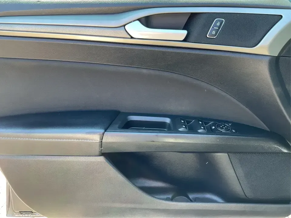 2018 Ford Fusion SE (3FA6P0HD3JR) with an 1.5L L4 DOHC 16V engine, 6A transmission, located at 1184 Kauffman Ave, Fairborn, OH, 45324, (937) 908-9800, 39.807072, -84.030914 - Looking for a reliable sedan that combines style, comfort, and practicality? Look no further than the 2018 Ford Fusion SE, available now at Advantage Car and Credit in Vandalia, OH! Perfect for your daily commute, family outings, or even weekend adventures, this vehicle is designed to enhance your l - Photo#19