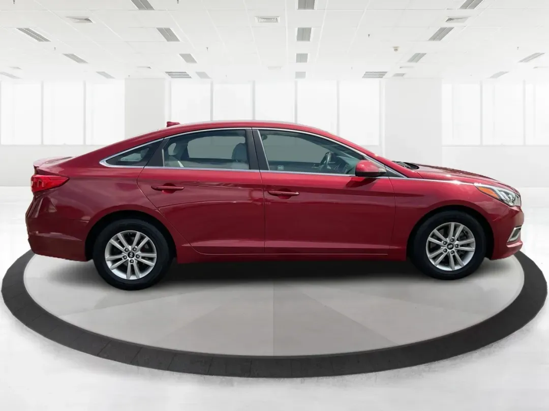2016 Hyundai Sonata SE (5NPE24AF3GH) with an 2.4L I-4 gasoline direct injection engine, located at 1184 Kauffman Ave, Fairborn, OH, 45324, (937) 908-9800, 39.807072, -84.030914 - **Discover Your Ideal Family Sedan: 2016 Hyundai Sonata SE at Advantage Car and Credit - Moraine**<br /> <br /> Are you in search of a dependable vehicle that perfectly fits your family's lifestyle or makes your daily commute a breeze? Look no further! Presenting the 2016 Hyundai Sonata SE, a stylis - Photo#1
