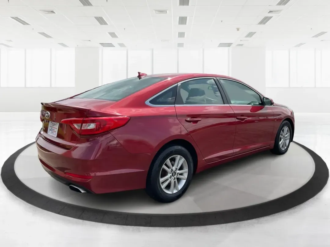 2016 Hyundai Sonata SE (5NPE24AF3GH) with an 2.4L I-4 gasoline direct injection engine, located at 1184 Kauffman Ave, Fairborn, OH, 45324, (937) 908-9800, 39.807072, -84.030914 - **Discover Your Ideal Family Sedan: 2016 Hyundai Sonata SE at Advantage Car and Credit - Moraine**<br /> <br /> Are you in search of a dependable vehicle that perfectly fits your family's lifestyle or makes your daily commute a breeze? Look no further! Presenting the 2016 Hyundai Sonata SE, a stylis - Photo#2