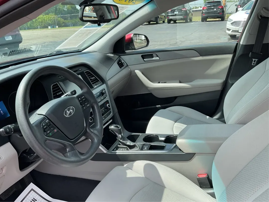 2016 Hyundai Sonata SE (5NPE24AF3GH) with an 2.4L I-4 gasoline direct injection engine, located at 1184 Kauffman Ave, Fairborn, OH, 45324, (937) 908-9800, 39.807072, -84.030914 - **Discover Your Ideal Family Sedan: 2016 Hyundai Sonata SE at Advantage Car and Credit - Moraine**<br /> <br /> Are you in search of a dependable vehicle that perfectly fits your family's lifestyle or makes your daily commute a breeze? Look no further! Presenting the 2016 Hyundai Sonata SE, a stylis - Photo#9