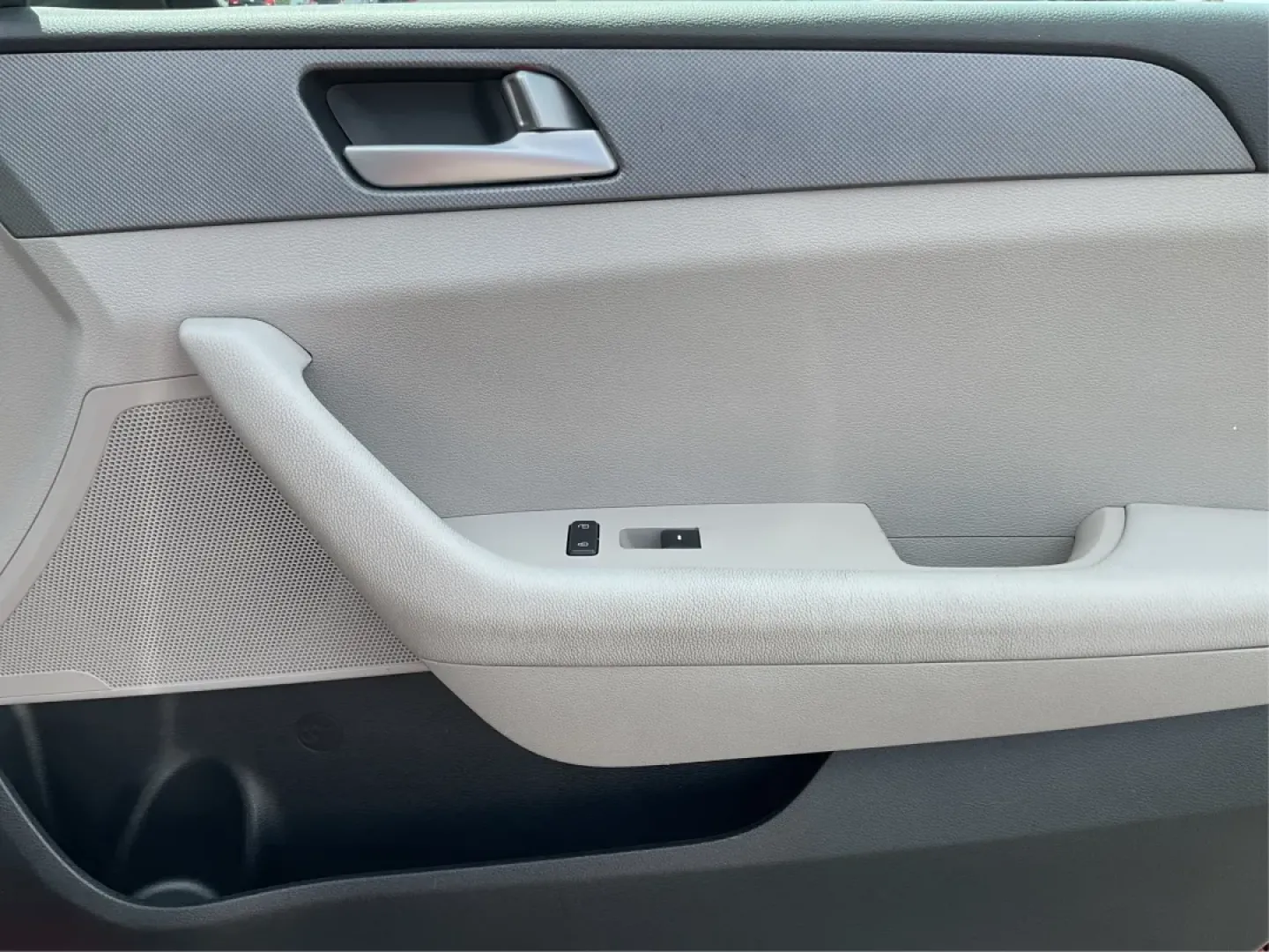 2016 Hyundai Sonata SE (5NPE24AF3GH) with an 2.4L I-4 gasoline direct injection engine, located at 1184 Kauffman Ave, Fairborn, OH, 45324, (937) 908-9800, 39.807072, -84.030914 - **Discover Your Ideal Family Sedan: 2016 Hyundai Sonata SE at Advantage Car and Credit - Moraine**<br /> <br /> Are you in search of a dependable vehicle that perfectly fits your family's lifestyle or makes your daily commute a breeze? Look no further! Presenting the 2016 Hyundai Sonata SE, a stylis - Photo#18