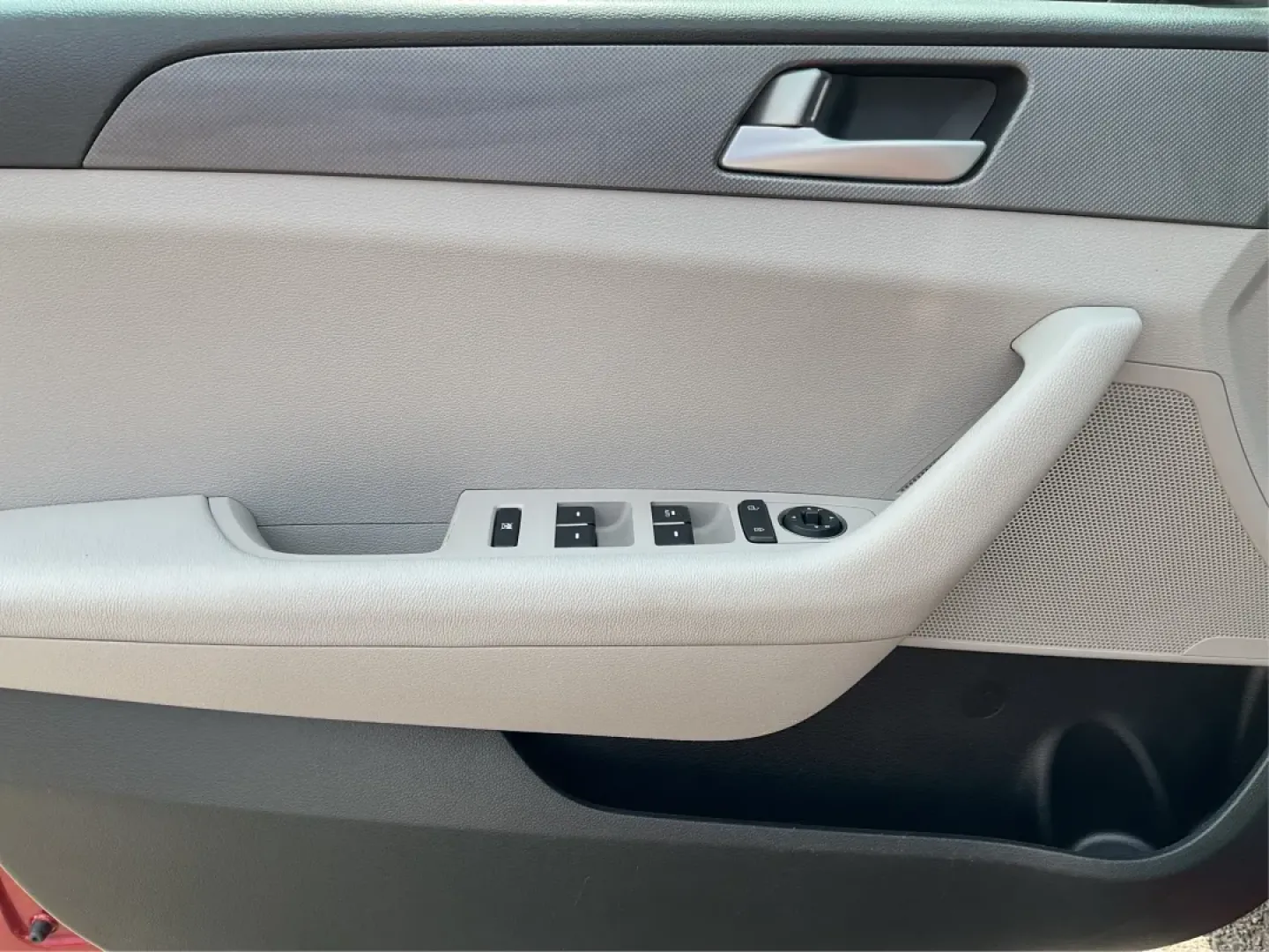 2016 Hyundai Sonata SE (5NPE24AF3GH) with an 2.4L I-4 gasoline direct injection engine, 7A transmission, located at 1099 N County Rd 25A , Troy, OH, 45373, (937) 908-9800, 40.057079, -84.212883 - **Discover Your Ideal Family Sedan: 2016 Hyundai Sonata SE at Advantage Car and Credit - Moraine**<br /> <br /> Are you in search of a dependable vehicle that perfectly fits your family's lifestyle or makes your daily commute a breeze? Look no further! Presenting the 2016 Hyundai Sonata SE, a stylis - Photo#17