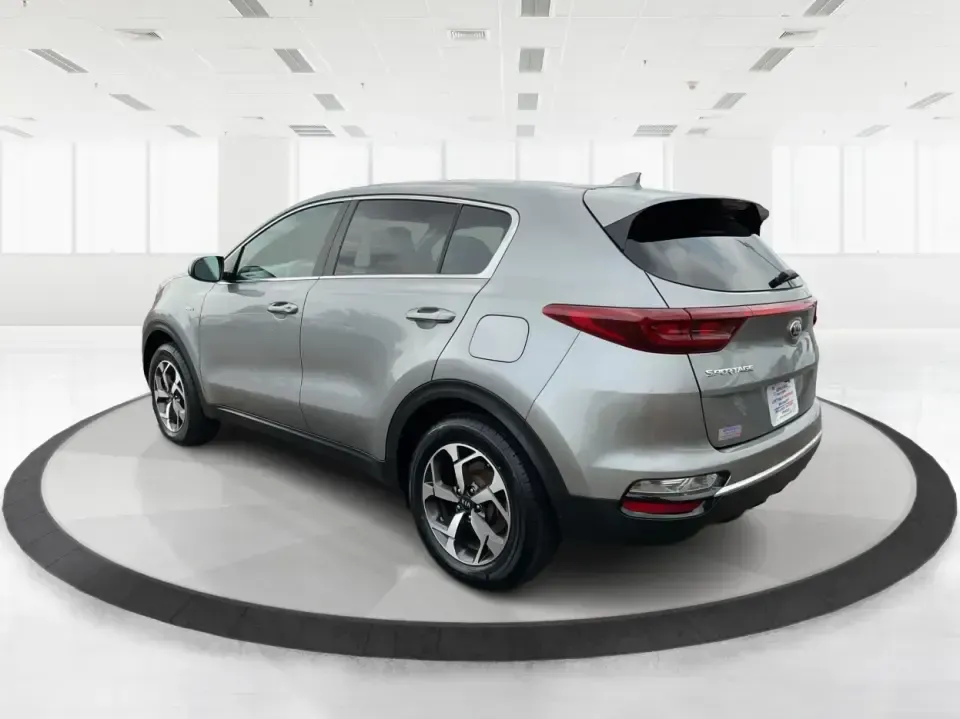 2020 Kia Sportage LX (KNDPMCAC7L7) with an Theta II 2.4L I-4 gasoline direct injection engine, 6A transmission, located at 1230 East Main St, Xenia, OH, 45385, (937) 908-9800, 39.688026, -83.910172 - **Adventure Awaits with the 2020 Kia Sportage LX Your Perfect Crossover Companion!**<br /> <br /> Are you ready to elevate your daily commutes or embark on unforgettable road trips with your family? Look no further! At Advantage Car and Credit in Fairborn, OH, we proudly present this stylish 2020 K - Photo#4