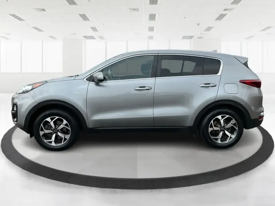 2020 Kia Sportage LX (KNDPMCAC7L7) with an Theta II 2.4L I-4 gasoline direct injection engine, 6A transmission, located at 1230 East Main St, Xenia, OH, 45385, (937) 908-9800, 39.688026, -83.910172 - **Adventure Awaits with the 2020 Kia Sportage LX Your Perfect Crossover Companion!**<br /> <br /> Are you ready to elevate your daily commutes or embark on unforgettable road trips with your family? Look no further! At Advantage Car and Credit in Fairborn, OH, we proudly present this stylish 2020 K - Photo#5