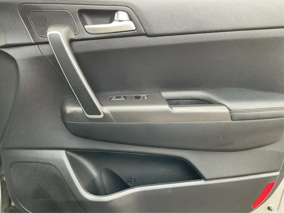 2020 Kia Sportage LX (KNDPMCAC7L7) with an Theta II 2.4L I-4 gasoline direct injection engine, 6A transmission, located at 1230 East Main St, Xenia, OH, 45385, (937) 908-9800, 39.688026, -83.910172 - **Adventure Awaits with the 2020 Kia Sportage LX Your Perfect Crossover Companion!**<br /> <br /> Are you ready to elevate your daily commutes or embark on unforgettable road trips with your family? Look no further! At Advantage Car and Credit in Fairborn, OH, we proudly present this stylish 2020 K - Photo#18