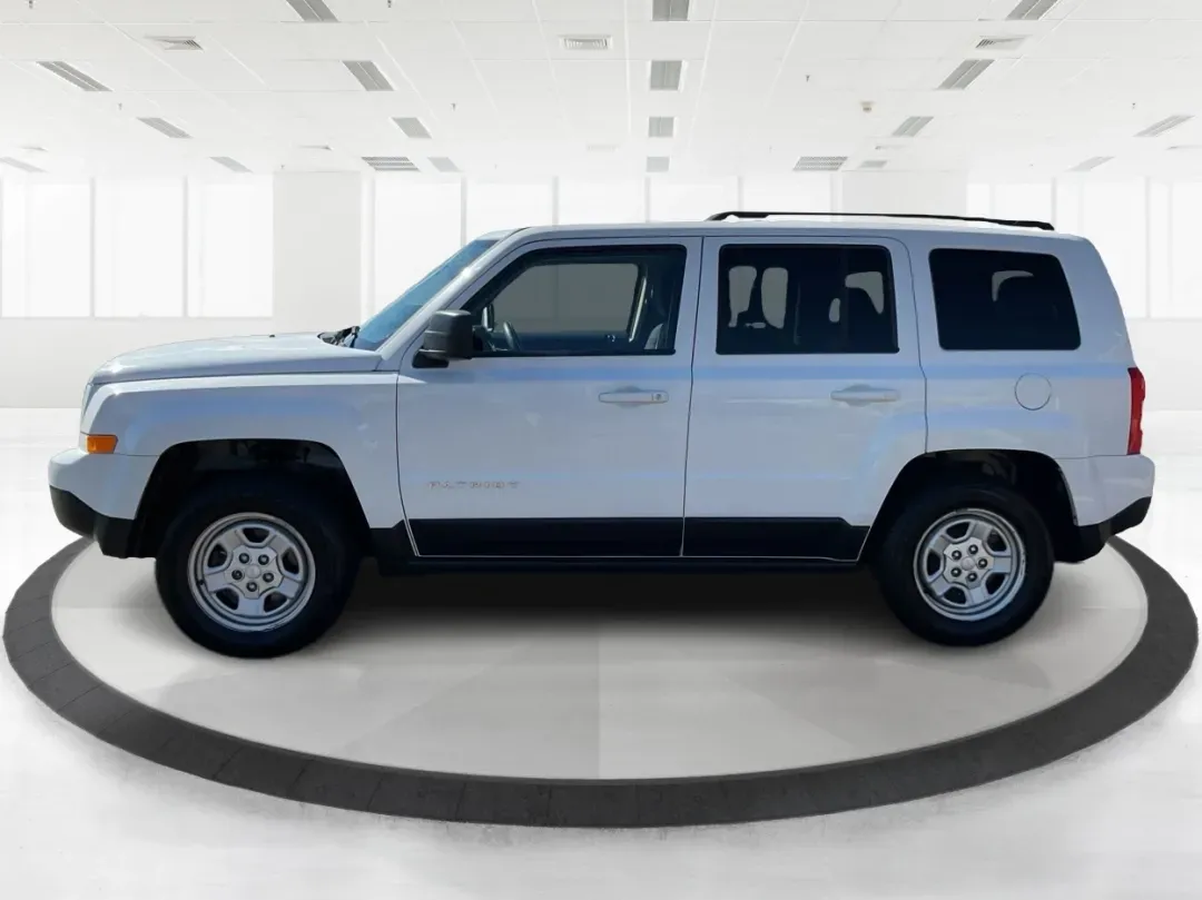 2016 Jeep Patriot Sport (1C4NJPBA0GD) with an 2.0L L4 DOHC 16V engine, Automatic transmission, located at 1230 East Main St, Xenia, OH, 45385, (937) 908-9800, 39.688026, -83.910172 - **Unleash Your Adventurous Spirit with This 2016 Jeep Patriot Sport!**<br /> <br /> Are you looking for the perfect vehicle to elevate your weekend adventures or a reliable daily commuter? Look no further than this **2016 Jeep Patriot Sport**, now available at **Advantage Car and Credit - Xenia**. N - Photo#5