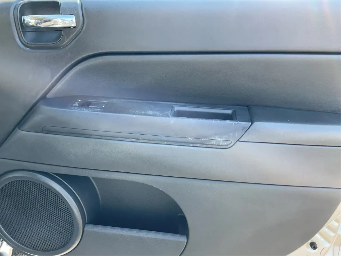 2015 Jeep Compass Altitude Edition (1C4NJCBA6FD) with an 2L I-4 DOHC engine, located at 8750 N County Rd 25A, Piqua, OH, 45356, (937) 908-9800, 40.164391, -84.232513 - **Adventure Awaits in the 2015 Jeep Compass Altitude Edition at Advantage Car and Credit - Fairborn!**<br /> <br /> Are you ready for your next adventure? The 2015 Jeep Compass Altitude Edition is your perfect companion for weekend getaways, family road trips, or even your daily commute! This versat - Photo#18