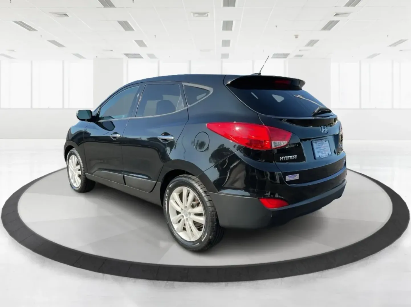 2013 Hyundai Tucson Limited (KM8JUCAC1DU) with an Theta II 2.4L I-4 DOHC engine, located at 880 E. National Road, Vandalia, OH, 45377, (937) 908-9800, 39.891918, -84.183594 - **Adventure Awaits: Discover the 2013 Hyundai Tucson Limited at Advantage Car and Credit - Vandalia!**<br /> <br /> Are you ready for your next family road trip or weekend adventure? The 2013 Hyundai Tucson Limited is here to elevate your driving experience while accommodating the needs of your life - Photo#3