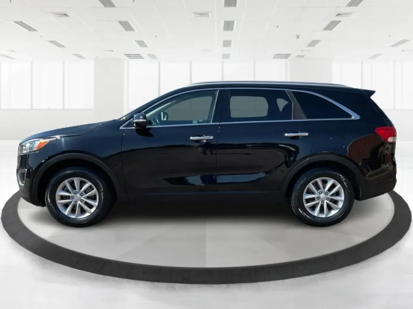 2016 Kia Sorento 2.4L LX (5XYPG4A31GG) with an 2.4L I-4 gasoline direct injection engine, located at 1951 S Dayton Lakeview Rd., New Carlisle, OH, 45344, (937) 908-9800, 39.890999, -84.050255 - **Experience the Road Like Never Before with the 2016 Kia Sorento!**<br /> <br /> Are you ready to elevate your daily commute or family road trips? The 2016 Kia Sorento offers a perfect blend of versatility, comfort, and technology, making it an ideal choice for growing families and budget-conscious - Photo#5