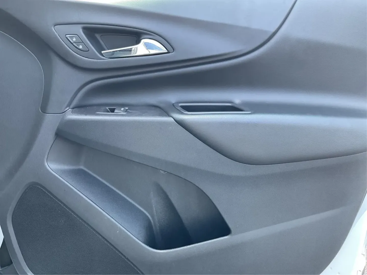 2019 Chevrolet Equinox LT (2GNAXLEX3K6) with an 2L I-4 gasoline direct injection engine, located at 1230 East Main St, Xenia, OH, 45385, (937) 908-9800, 39.688026, -83.910172 - Discover the perfect blend of comfort, style, and capability with the 2019 Chevrolet Equinox LT at Advantage Car and Credit - Moraine! If you're searching for a vehicle that seamlessly fits into your lifestyle-whether you're a growing family needing space for weekend adventures or a daily commuter l - Photo#20