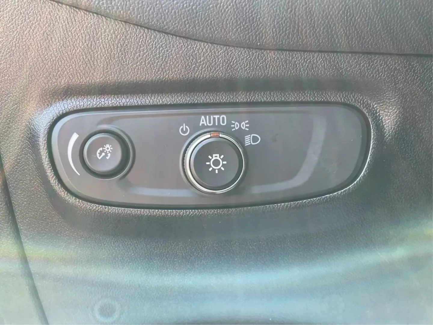 2019 Chevrolet Equinox LT (2GNAXLEX3K6) with an 2L I-4 gasoline direct injection engine, located at 4508 South Dixie Dr, Moraine, OH, 45439, (937) 908-9800, 39.689976, -84.218452 - Discover the perfect blend of comfort, style, and capability with the 2019 Chevrolet Equinox LT at Advantage Car and Credit - Moraine! If you're searching for a vehicle that seamlessly fits into your lifestyle-whether you're a growing family needing space for weekend adventures or a daily commuter l - Photo#17