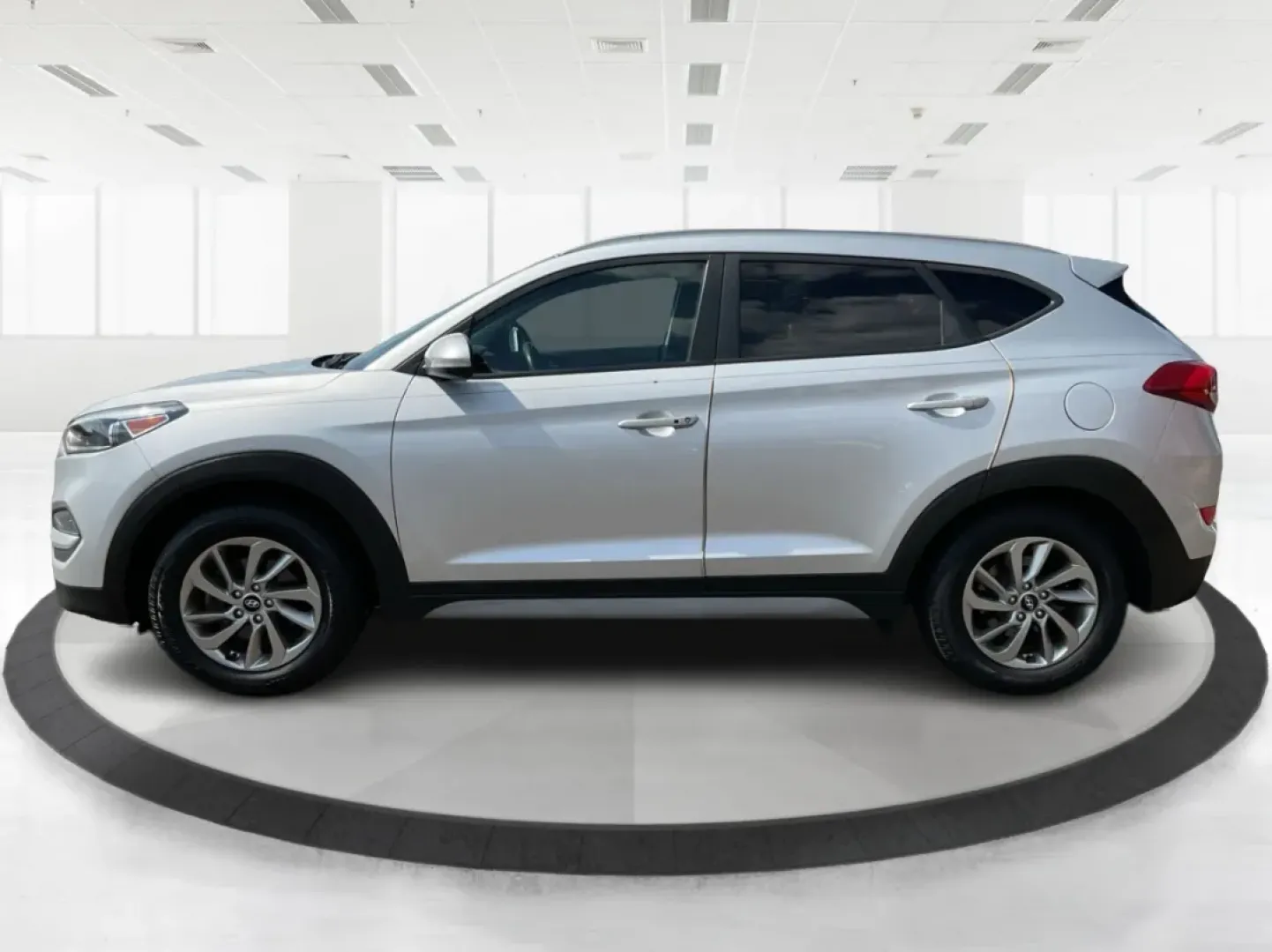 2017 Hyundai Tucson SE Plus (KM8J3CA41HU) with an Nu 2L I-4 gasoline direct injection engine, located at 880 E. National Road, Vandalia, OH, 45377, (937) 908-9800, 39.891918, -84.183594 - ### Discover Your Next Adventure with the 2017 Hyundai Tucson SE Plus!<br /> <br /> Are you ready to elevate your road trips and daily commutes? The 2017 Hyundai Tucson SE Plus, now available at Advantage Car and Credit in Vandalia, OH, is the ideal SUV for a lifestyle rich in adventure and comfort. - Photo#5