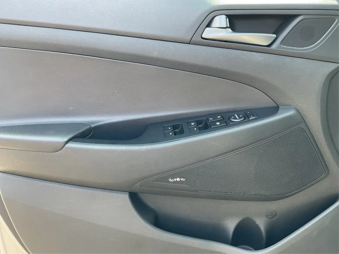 2017 Hyundai Tucson SE Plus (KM8J3CA41HU) with an Nu 2L I-4 gasoline direct injection engine, located at 880 E. National Road, Vandalia, OH, 45377, (937) 908-9800, 39.891918, -84.183594 - ### Discover Your Next Adventure with the 2017 Hyundai Tucson SE Plus!<br /> <br /> Are you ready to elevate your road trips and daily commutes? The 2017 Hyundai Tucson SE Plus, now available at Advantage Car and Credit in Vandalia, OH, is the ideal SUV for a lifestyle rich in adventure and comfort. - Photo#18