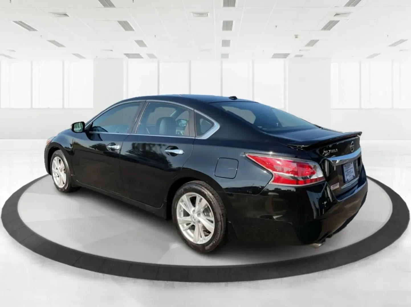 2015 Nissan Altima 2.5 SL (1N4AL3APXFC) with an 2.5L I-4 DOHC engine, located at 880 E. National Road, Vandalia, OH, 45377, (937) 908-9800, 39.891918, -84.183594 - **Elevate Your Daily Drive with the 2015 Nissan Altima 2.5 SL Perfect for Every Journey!**<br /> <br /> Are you looking for a reliable sedan that effortlessly transitions from weekday commutes to weekend adventures? The 2015 Nissan Altima 2.5 SL is not just a vehicle; it's a lifestyle upgrade. Desi - Photo#4
