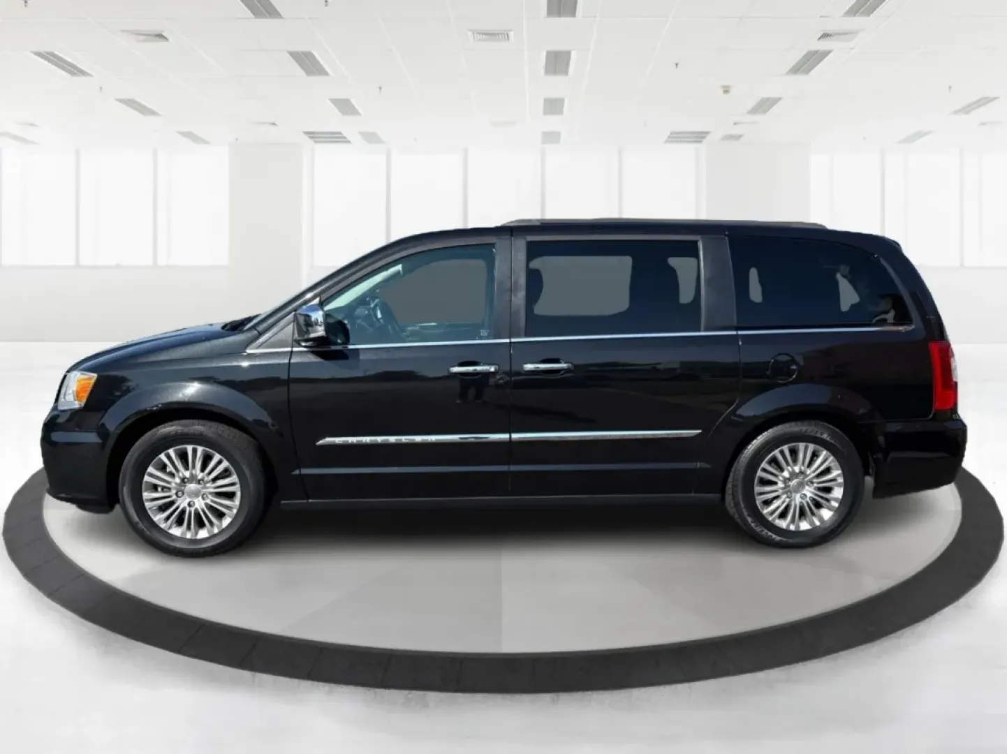2016 Chrysler Town and Country Touring-L Anniversary Edition (2C4RC1CG2GR) with an Pentastar 3.6L V-6 DOHC engine, located at 401 Woodman Dr, Riverside, OH, 45431, (937) 908-9800, 39.760899, -84.123421 - **Embrace Family Adventures with the 2016 Chrysler Town and Country Touring-L Anniversary Edition**<br /> <br /> At Advantage Car and Credit - Riverside, your family's next adventure starts with the perfect vehicle! Imagine taking your loved ones on unforgettable road trips or creating cherished m - Photo#5