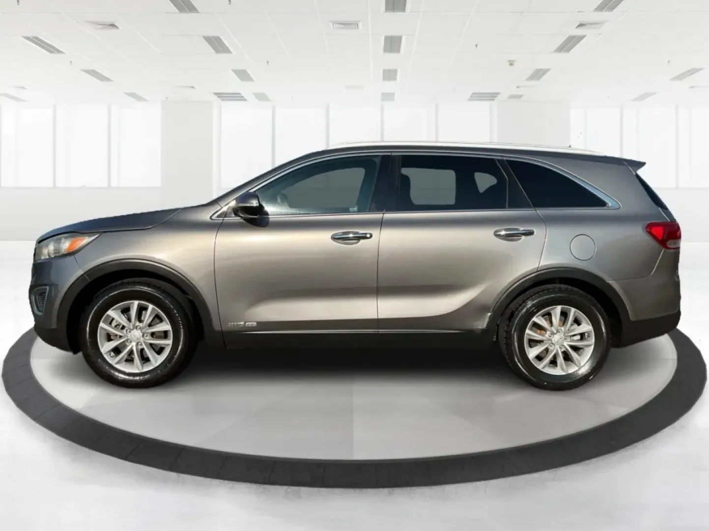 2017 Kia Sorento 3.3L LX (5XYPGDA53HG) with an Lambda II 3.3L V-6 gasoline direct injection engine, located at 1230 East Main St, Xenia, OH, 45385, (937) 908-9800, 39.688026, -83.910172 - **Adventure Awaits in the 2017 Kia Sorento: Your Perfect Family SUV!**<br /> <br /> Are you ready to embark on unforgettable family road trips or weekend getaways? Look no further than the 2017 Kia Sorento, a versatile and comfortable SUV that's perfect for growing families and adventure-seekers ali - Photo#5