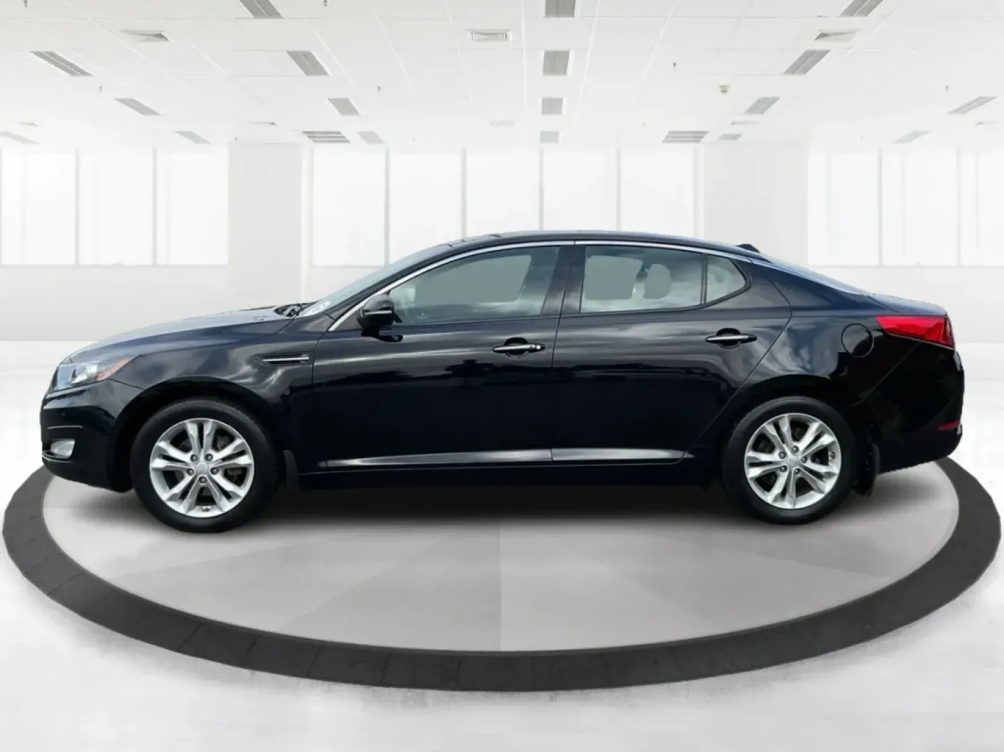 2013 Kia Optima EX (5XXGN4A74DG) with an 2.4L I-4 gasoline direct injection engine, located at 1184 Kauffman Ave, Fairborn, OH, 45324, (937) 908-9800, 39.807072, -84.030914 - ### Elevate Your Daily Drive with the 2013 Kia Optima EX at Advantage Car and Credit in Fairborn, OH!<br /> <br /> Are you in search of a reliable sedan that perfectly balances style, comfort, and advanced features? Look no further than the 2013 Kia Optima EX, now available at Advantage Car and Cred - Photo#5